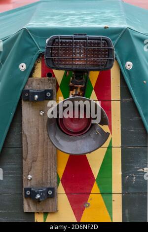 grande altoparlante sulla parte anteriore di una chiatta tradizionale sul canale o di una barca stretta. porta dipinta con colori vivaci sul fronte di una barca stretta storica. Foto Stock