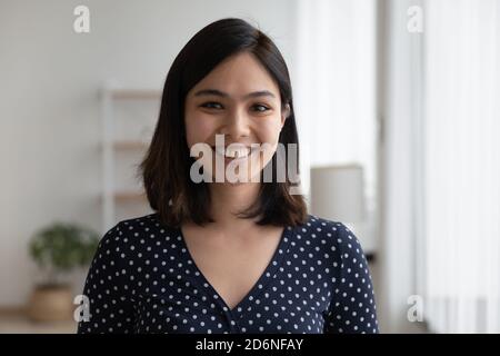 Immagine del profilo di una donna asiatica sorridente che si pone all'interno Foto Stock