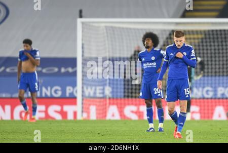 Harvey Barnes (a destra) e i compagni di squadra di Leicester City appaiono sfrattati durante la partita della Premier League al King Power Stadium di Leicester. Foto Stock