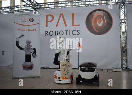 Robot alla SciRoc Challenge 2019, tenutasi al centro:mk nel settembre 2019. Bro bot! Un robot Tiago e un robot di consegna Starship. Foto Stock