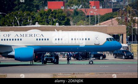 Santa Ana, California, Stati Uniti. 18 Ott 2020. Il presidente degli Stati Uniti Donald Trump cammina verso la sua limousine dopo essere arrivato sull'Air Force One all'aeroporto John Wayne nella contea di Orange. Trump era sulla strada per una raccolta fondi a Newport Beach. Air Force One è esteso a qualsiasi aereo che trasporta il presidente. Il più piccolo C-32 è un Boeing 757 appositamente configurato. Credito: K.C. Alfred/ZUMA Wire/Alamy Live News Foto Stock