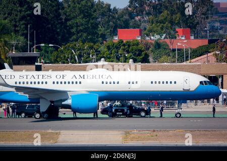 Santa Ana, California, Stati Uniti. 18 Ott 2020. Air Force One, con il presidente degli Stati Uniti Donald Trump, arriva all'aeroporto John Wayne nella contea di Orange. Trump era sulla strada per una raccolta fondi a Newport Beach. Air Force One è esteso a qualsiasi aereo che trasporta il presidente. Il più piccolo C-32 è un Boeing 757 appositamente configurato. Credito: K.C. Alfred/ZUMA Wire/Alamy Live News Foto Stock