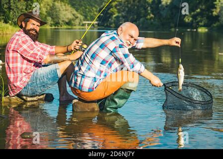 Padre con figlio sulla pesca del fiume. Pesca di mosca sul fiume. Ancora pesca di trota di acqua. Foto Stock