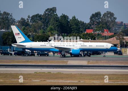 Santa Ana, California, Stati Uniti. 18 Ott 2020. Air Force One, con il presidente degli Stati Uniti Donald Trump, arriva all'aeroporto John Wayne nella contea di Orange. Trump era sulla strada per una raccolta fondi a Newport Beach. Air Force One è esteso a qualsiasi aereo che trasporta il presidente. Il più piccolo C-32 è un Boeing 757 appositamente configurato. Credito: K.C. Alfred/ZUMA Wire/Alamy Live News Foto Stock