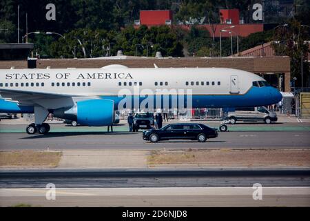 Santa Ana, California, Stati Uniti. 18 Ott 2020. Una limousine che trasporta il presidente degli Stati Uniti Donald Trump guida su una strada in taxi oltre l'Air Force One all'aeroporto John Wayne nella contea di Orange. Trump era sulla strada per una raccolta fondi a Newport Beach. Air Force One è esteso a qualsiasi aereo che trasporta il presidente. Il più piccolo C-32 è un Boeing 757 appositamente configurato. Credito: K.C. Alfred/ZUMA Wire/Alamy Live News Foto Stock