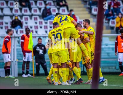 18 ottobre 2020, Torino, Italia: Giovanni Simeone di Cagliari Calcio festeggia con i suoi compagni di squadra durante la Serie A 2020/21 tra Torino FC e Cagliari Calcio allo Stadio Olimpico Grande Torino, Torino, Italia il 18 ottobre 2020 - Foto Fabrizio Carabelli/LM (Credit Image: © Fabrizio Carabelli/LPS via ZUMA Wire) Foto Stock