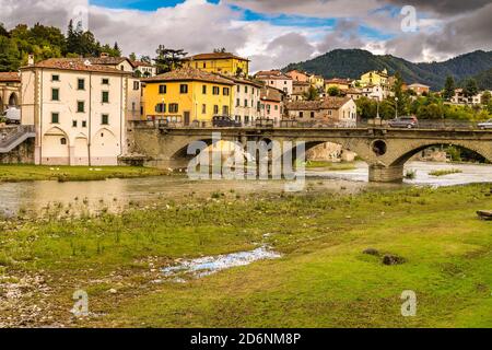 SANTA SOFIA (FC) - 16 OTTOBRE 2020: Acque del fiume Bidente che corrono sotto il ponte dell'antico villaggio di Santa Sofia Foto Stock