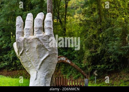 SANTA SOFIA (FC) - 16 OTTOBRE 2020: La luce del sole è scultura di mano illuminante nell'antico villaggio di Santa Sofia Foto Stock