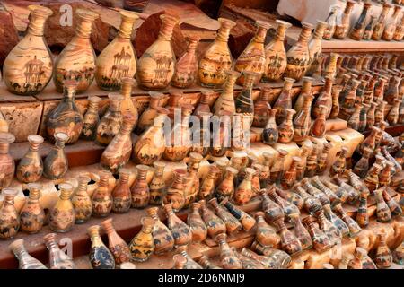 Souvenir in Giordania, bottiglie con sabbia e forme di deserto e cammelli Foto Stock