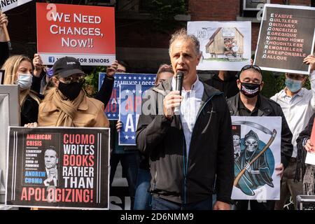 Daniel Arbeeny parla di suo padre, la vittima COVID-19 Norman Arbeeny, al di fuori del Cobble Hill Health Center di Brooklyn, New York, il 18 ottobre 2020. Le famiglie addoloranti delle vittime della COVID-19 che sono morte nelle case di cura dello stato di New York chiedono risposte e scuse dal governatore Cuomo per la sua direttiva sulla casa di cura che ha ufficialmente rivendicato la vita di oltre 6,600 residenti di casa di cura dello stato di New York. (Foto di Gabriele Holtermann/Sipa USA) Foto Stock