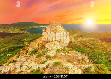 Nuvole colorate al tramonto cielo sul Castello di Volterraio su roccia a 394 m. Fortezza di Volterraio, simbolo dell'Isola d'Elba, domina il Golfo di Portoferraio. Il Foto Stock