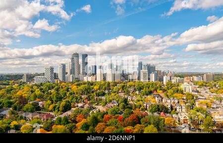 Skyline del centro di Toronto con case ed edifici condominiali e commerciali In Yonge e nella zona di Eglinton in autunno Foto Stock