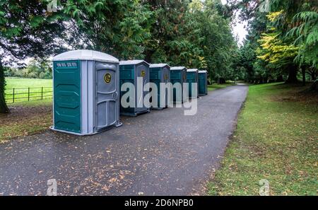 Un gruppo di servizi igienici portatili a Dublino, Irlanda. Foto Stock