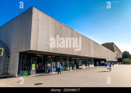 Esterno del cartello al neon Zieleniak sulla facciata, mercato per i prodotti alimentari freschi, quartiere Ochota, Varsavia, Polonia Foto Stock