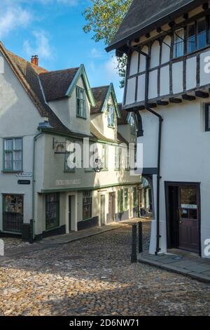 Elm Hill, Norwich, Norfolk, Inghilterra, Regno Unito. Case medievali su una strada acciottolata. Foto Stock