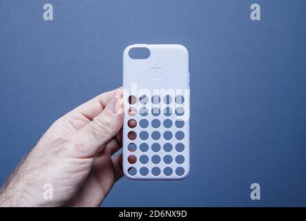 Parigi, Francia - Mar 14, 2018: Mano uomo che tiene la nuova custodia di protezione in plastica Apple Computers per iphone se 5C telefoni smartphone Foto Stock