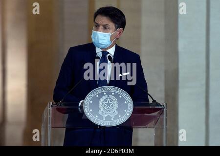 Roma, Italia. 18 Ott 2020. Palazzo Chigi il Presidente Conte ha illustrato in conferenza stampa le nuove misure per il controllo e la gestione dell'emergenza epidemiologica da Covid-19. (Carofei Mistrulli/Fotogramma, ROMA - 2020-10-18) p.s. la foto e' utilizzabile nel messaggio del contenuto in cui e' stata sbattata, e senza intendimento difamatorio del decoro delle persone Rappresentate Credit: Independent Photo Agency/Alamy Live News Foto Stock