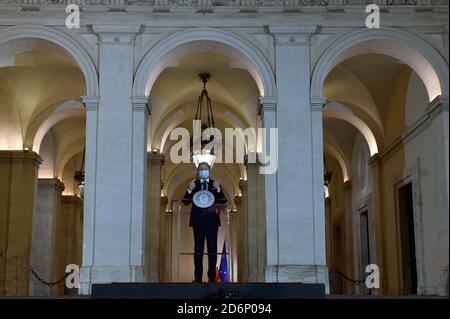 Roma, Italia. 18 Ott 2020. Palazzo Chigi il Presidente Conte ha illustrato in conferenza stampa le nuove misure per il controllo e la gestione dell'emergenza epidemiologica da Covid-19. (Carofei Mistrulli/Fotogramma, ROMA - 2020-10-18) p.s. la foto e' utilizzabile nel messaggio del contenuto in cui e' stata sbattata, e senza intendimento difamatorio del decoro delle persone Rappresentate Credit: Independent Photo Agency/Alamy Live News Foto Stock