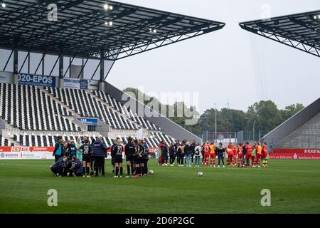 Essen, Germania. 18 Ott 2020. Le squadre si sono arenate dopo il gioco Frauen Bundesliga tra SGS Essen e Bayer 04 Leverkusen allo Stadion Essen in Germania. HERZBERG Credit: SPP Sport Press Photo. /Alamy Live News Foto Stock