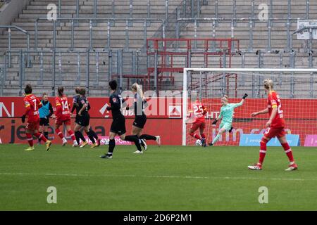 Essen, Germania. 18 Ott 2020. Scena della partita durante la partita Frauen Bundesliga tra SGS Essen e Bayer 04 Leverkusen allo Stadion Essen in Germania. HERZBERG Credit: SPP Sport Press Photo. /Alamy Live News Foto Stock