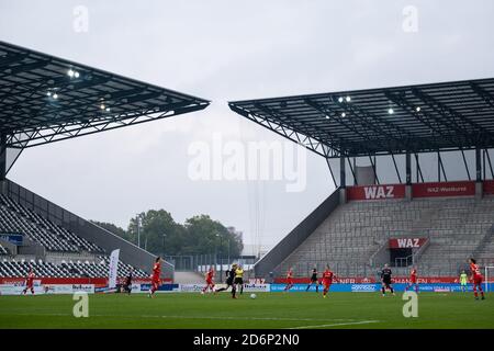 Essen, Germania. 18 Ott 2020. Scena della partita durante la partita Frauen Bundesliga tra SGS Essen e Bayer 04 Leverkusen allo Stadion Essen in Germania. HERZBERG Credit: SPP Sport Press Photo. /Alamy Live News Foto Stock