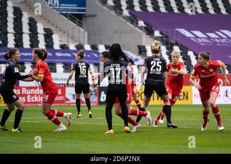 Essen, Germania. 18 ottobre 2020. Calcio d'angolo durante la partita Frauen Bundesliga tra SGS Essen e Bayer 04 Leverkusen allo Stadion Essen in Germania. HERZBERG Credit: SPP Sport Press Photo. /Alamy Live News Foto Stock