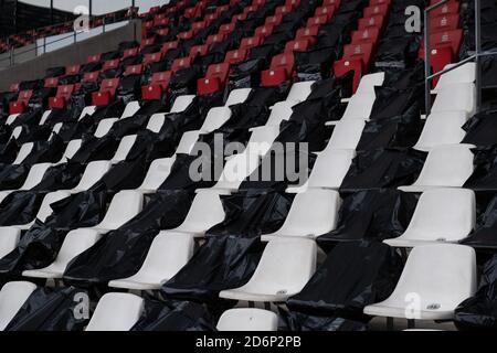 Essen, Germania. 18 Ott 2020. Posti vuoti durante il gioco Frauen Bundesliga tra SGS Essen e Bayer 04 Leverkusen allo Stadion Essen in Germania. HERZBERG Credit: SPP Sport Press Photo. /Alamy Live News Foto Stock