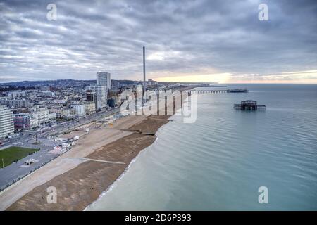 Brighton Seafront visto dall'aria dopo una bella alba. Foto Stock