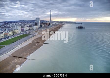 Brighton Seafront immagine aerea lungo la storica costa di questa località costiera meridionale, con il sole che sorge su un mare calmo. Foto Stock