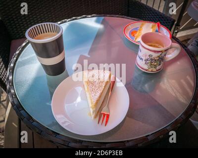 Gustosa cheesecake sul tavolo con tazze di caffè per due persone. Foto Stock