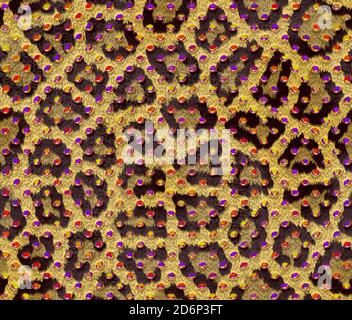 Pelliccia leopardata gialla con macchie marroni di diversa forma e brillantanti rossi, viola, gialli e arancioni. Motivo senza cuciture Foto Stock