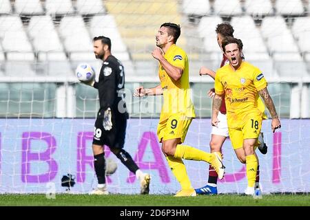 Torino, Italia - 18 ottobre 2020: Giovanni Simeone di Cagliari Calcio celebra dopo aver segnato un gol durante la Serie UNA partita di calcio tra Torino FC e Cagliari Calcio. Cagliari Calcio ha vinto il Torino FC nel 3-2. Credit: Nicolò campo/Alamy Live News Foto Stock