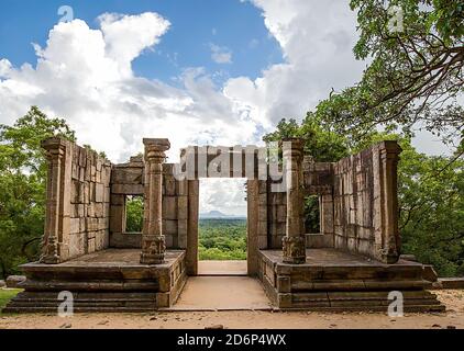 Antiche rovine di palazzo circondato da foresta. Foto Stock