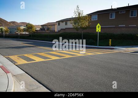 Vista dall'angolo basso del crosswalk e del cartello della scuola Foto Stock