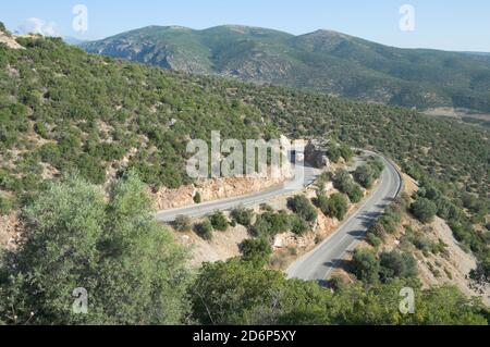 Tornante strada montagna attraversa Peloponneso Regione in Grecia Foto Stock