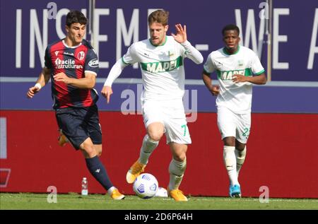 Riccardo Orsolini (L) di Ologna e Georgios Kyriakopoulos di Sassuolo durante la Serie Italiana UNA partita di calcio Bologna FC contro U.S. Sassuolo al Renat Foto Stock