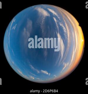 Strati di fumo proveniente da un vicino fuoco selvatico danno un bagliore arancione al sole che tramonta sulle Cascade Mountains, con le nuvole bianche nel profondo cielo blu. Foto Stock