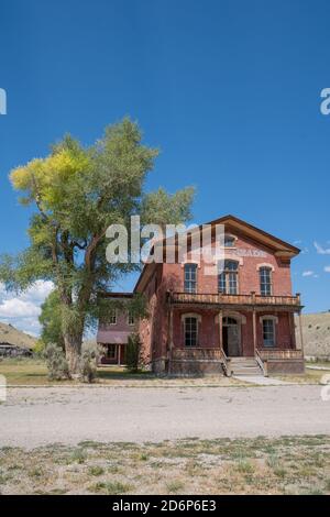 Bannack, Montana - 27 luglio 2020; l'Hotel Meade, abbandonato, nella città fantasma in una giornata di sole Foto Stock