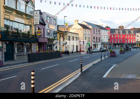 Killarney ha ridisegnato College Street con marciapiedi o marciapiedi estesi come nuovo look urbano nell'ottobre 2020 a Killarney, nella contea di Kerry, Irlanda Foto Stock