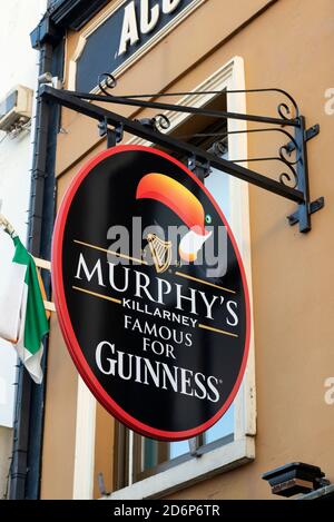 Killarney Shops Bar Restaurants Guinness Advertisement on Murphy's Bar and Townhouse Sign in Killarney, County Kerry, Irlanda Foto Stock