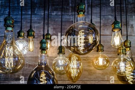 Raccolta di lampade a sospensione incandescenti nel negozio Foto Stock