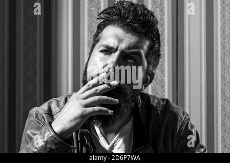 L'uomo beve brandy o whiskey. Uomo con bearded che indossa il vestito e beve brandy o cognac di whisky. Il sommelier ha un sapore alcolico. Bere e party Foto Stock