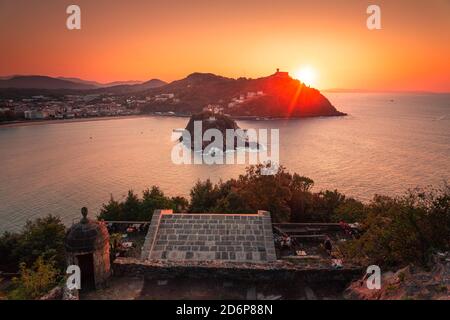 Vista dalla baia di la Concha, l'isola di Santa Clara e la montagna Igeldo a Donostia-San Sebastian, Paesi Baschi. Foto Stock