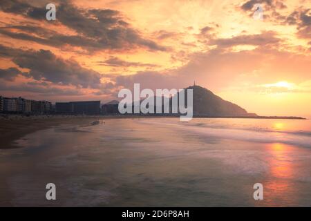 Zurriola e Kursaal Auditorium al tramonto a Donostia-San Sebastian, Paesi Baschi. Foto Stock