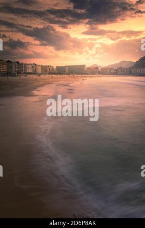 Zurriola e Kursaal Auditorium al tramonto a Donostia-San Sebastian, Paesi Baschi. Foto Stock