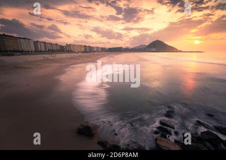 Zurriola e Kursaal Auditorium al tramonto a Donostia-San Sebastian, Paesi Baschi. Foto Stock