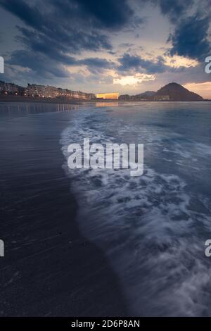 Zurriola e Kursaal Auditorium al tramonto a Donostia-San Sebastian, Paesi Baschi. Foto Stock