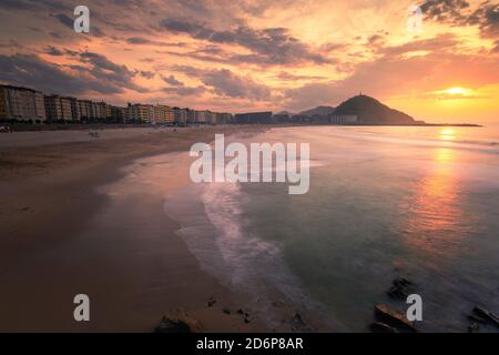 Zurriola e Kursaal Auditorium al tramonto a Donostia-San Sebastian, Paesi Baschi. Foto Stock