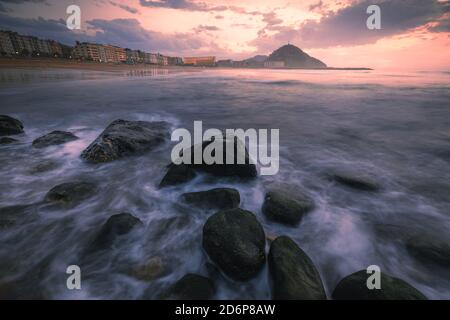 Zurriola e Kursaal Auditorium al tramonto a Donostia-San Sebastian, Paesi Baschi. Foto Stock