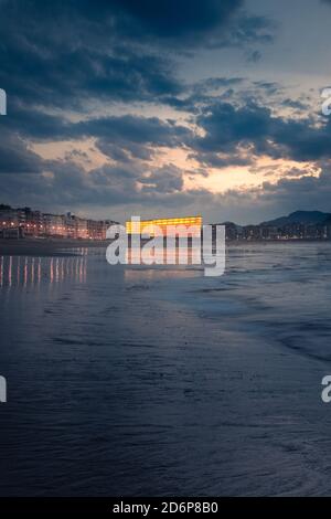Zurriola e Kursaal Auditorium al tramonto a Donostia-San Sebastian, Paesi Baschi. Foto Stock
